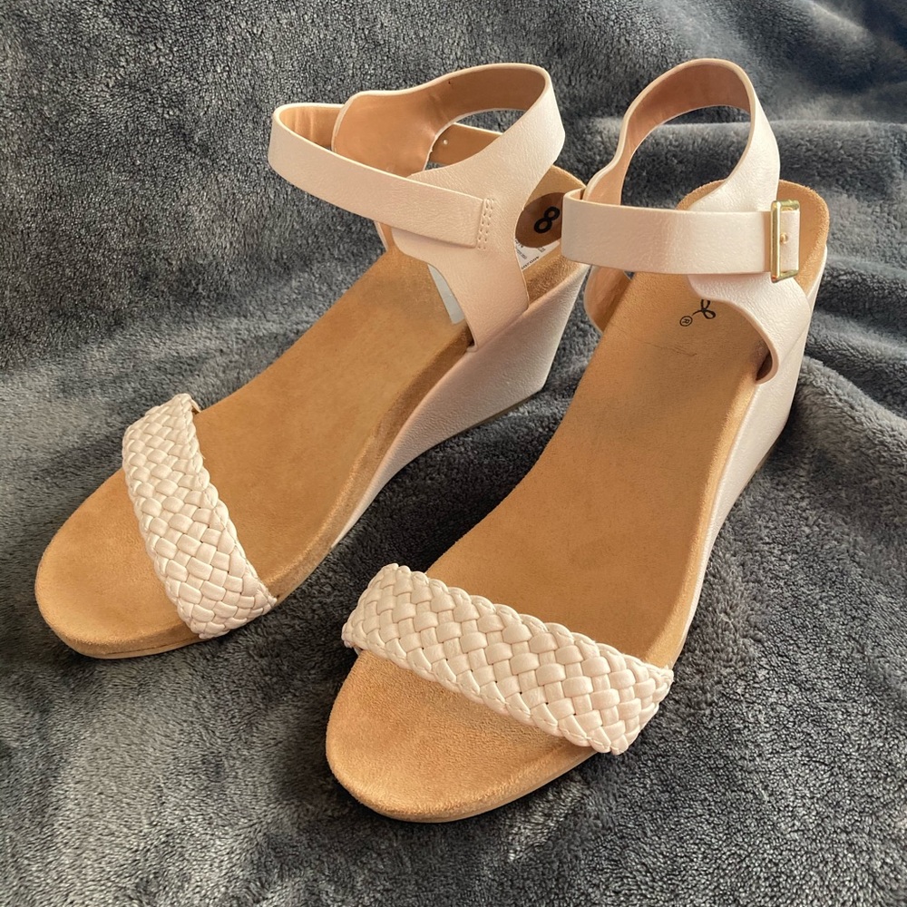 Pinkish-creme colored heels👠